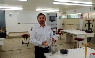 Le scientifique mexicain Gabriel Luna-Sandoval dans son laboratoire en mai 2013