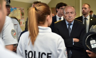 Le ministre de l'Intérieur Gerard Collomb rencontre la police à Calais le 23 juin 2017