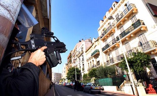 Un membre du GIPN lors d'une intervention anti-terroriste à Cannes (Alpes Maritimes), le 6 octobre 2012.