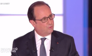 Capture d'écran de François Hollande sur le plateau de "Dialogues citoyens" sur France 2 le 14 avril 2016 .