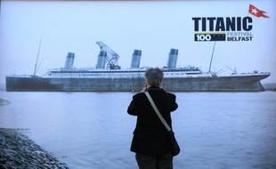 Fleurs jetées à la mer qui avait englouti le Titanic, fusées de détresse sur le port canadien d'Halifax où reposent de nombreuses victimes: 100 ans après le naufrage, la légende de l'orgueilleux paquebot reprend vie.