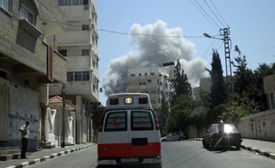 Une ambulance arrive sur les lieux d'un bombardement de l'armée israélienne à Gaza, le 27 juillet 20104