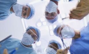 Illustration d'une équipe de chirurgie en pleine opération