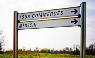 Un panneau indique un médecin en zone rurale (illustration).