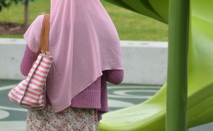 Une femme voilée dans un parc pour enfants en Australie. Illustration