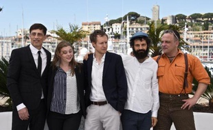 L'équipe du film "Le Fils de Saul" du Hongrois Laszlo Nemes, pose le 15 mai 2015 avant la projection du film en compétition à Cannes