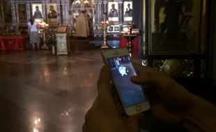 Un tribunal d'Ekaterinbourg (Russie) a condamné le 11 mai 2017 à trois ans et demi de prison avec sursis un blogueur russe qui avait chassé des Pokémons dans une église.