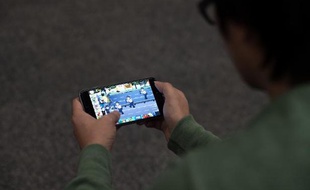Le marché du jeu vidéo en France se porte bien à la mi-année, avec des performances pour l'instant similaires à 2014 et des perspectives de croissance importantes, selon une étude du Sell, syndicat des éditeurs de logiciels de loisirs