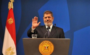 L'invalidation dimanche par la justice égyptienne du Sénat et de la commission constituante représente un sérieux revers politique pour le pouvoir du président islamiste Mohamed Morsi, qui estime toutefois que cette décision aura peu d'effet dans la pratique.