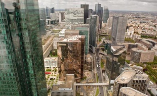 Avec ses 231 m, la Tour First présente des espaces lumineux, un auditorium de 200 places et un panorama à 360 degrés de Paris et des tours de la Défense.
