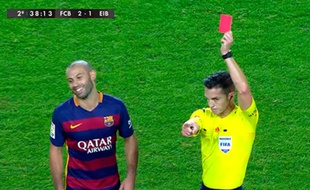 Javier Mascherano a été expulsé pour avoir insulté un juge de ligne lors de Barça-Eibar (3-1), le 25 octobre 2015.