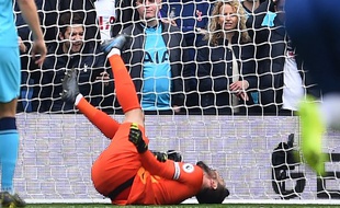 Le gardien français de Tottenham,Hugo Lloris au sol après sa blessure contre Brighton en Premier League le 5 octobre 2019.