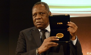 Issa Hayatou, lors de sa réélection au poste de président de la Confédération africaine de football, en mars 2013.