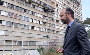 Edouard Philippe lors d'une visite à la cité Kalliste