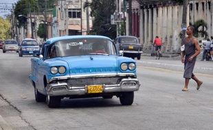 Dominé par les belles américaines des années 50 et les antiques Lada de l'ère soviétique, le parc automobile cubain se prépare à une cure de jouvence avec l'autorisation d'importation de véhicules annoncée jeudi par le régime communiste.