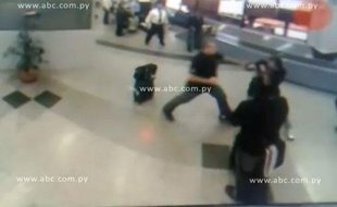 José-Luis Chilavert frappe un homme à l'aéroport d'Asuncion, le 18 octobre 2010.