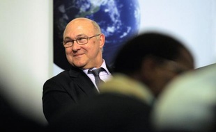 Le député PS Michel Sapin, proche de François Hollande, a jugé vendredi qu'"on a fait trop peu, on a fait trop tard et on a fait sans suffisamment de considération" pour la Grèce, à propos du plan de sauvetage de ce pays.
