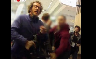Capture d'écran de la vidéo diffusée par «Zone Interdite» où des vendeurs de la Foire de Paris s'en prennent violemment à des journalistes.
