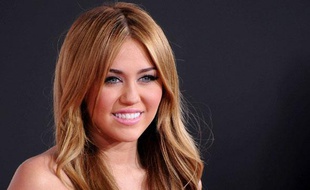 Miley Cyrus, lors des American Music Awards le 21 novembre 2010 à Los Angeles.