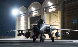 Cliché de l'ECPAD d'un Rafale, un avion de chasse français qui participe à l'opération Chammal au Moyen Orient, le 9 octobre 2015.