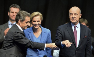 Nicolas Sarkozy (à g.) et Alain Juppé (à d.) entourent Virginie Calmels, candidate LR aux élections régionales en Aquitaine-Limousin-Poitou-Cahrentes, lors d'un meeting donné à Limoges le 14 octobre 2015. AFP PHOTO / NICOLAS TUCAT