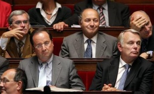 Les socialistes sont gênés aux entournures par la réforme des institutions: d'un côté ceux qui veulent absolument aboutir à un compromis avec le gouvernement et sa majorité, de l'autre ceux qui font la fine bouche.
