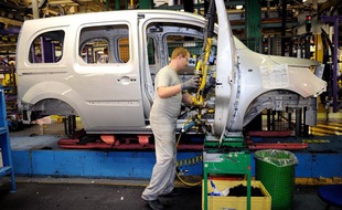 Un ouvrier travaillant dans l'usine MCA de Maubeuge, le 8 octobre 2012.