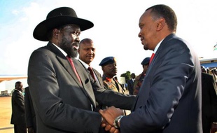 Le gouvernement sud-soudanais a accusé samedi l'ex-vice président Riek Machar de mobiliser des milliers de jeunes miliciens pour attaquer ses positions, alors que la communauté internationale presse les deux parties d'entamer des discussions pour stopper les combats.