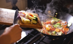 Le wok est l'accessoire parfait pour faire mijoter, sauter ou ruisseler vos légumes.