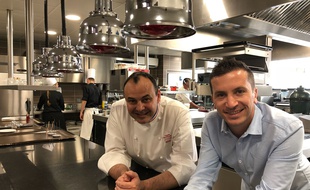 Vincent, notre lecteur, avec le chef Christophe Roure, deux étoiles au guide.