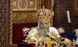 Le patriarche copte d'Egypte, Tawadros II, a vivement accusé mardi le président islamiste Mohamed Morsi de "négligence" face aux affrontements dimanche devant la cathédrale Saint-Marc du Caire, la plus grave crise inter-confessionnelle depuis son arrivée au pouvoir en juin.