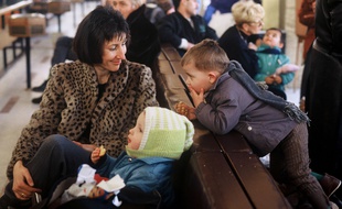 Illustration d'un départ d'enfants adoptés par des familles françaises à Bucarest, en Roumanie.