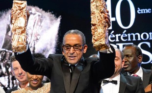 Abderrahmane Sissako brandit ses trophées lors de la cérémonie des César le 20 février 2015 à Paris