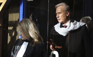Georges Tron lors de son arrivée à la cour d'assises de Seine-Saint-Denis où il est jugé pour viols.