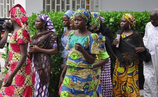 Des lycéennes ayant réussi à échapper à leurs ravisseurs du groupe islamiste Boko Haram dans la ville de Maiduguri, dans le nord-est du Nigeria, le 2 juin 2014
