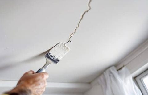 Cette technique ultra simple fait disparaître les fissures au plafond sans appeler un pro : découvrez l’astuce des bricoleurs !
