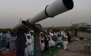 Le mufti Muneeb-ur-Rehman et ses fidèles guettent la première lune du mois de ramadan à Karachi, le 6 juin 2016
