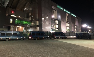 Plusieurs véhicules de la gendarmerie étaient encore présents devant le stade Geoffroy-Guichard, dans la nuit de mercredi à jeudi, plus d'une heure après la fin du match ASSE-OM.