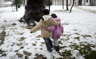 Une vague de froid touchait jeudi le Proche-Orient, où deux enfants syriens sont morts d'hypothermie selon l'opposition, les intempéries provoquant des fermetures d'écoles et aggravant les conditions de vie des réfugiés syriens, notamment au Liban.