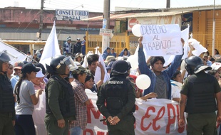 Des policiers ont refusé de réprimer des manifestants anti-Morales à Santa Cruz, en Bolivie, le 8 novembre 2019.