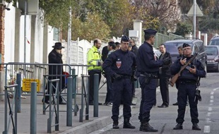 Le 20 mars 2012, des policiers surveillent l'entrée de l'école Ozar Hatorah, à Toulouse, où est survenue une fusillade la veille.