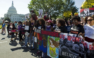 Des femmes manifestent contre la nomination du juge Kavanaugh à la Cour suprême, le 4 octobre 2018 à Washington.