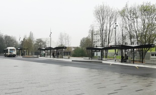 La gare routière de Pont-de-Bois, à Villeneuve d'Ascq, désespérément vide.