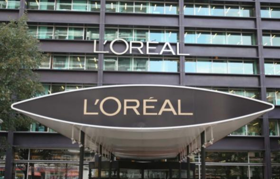 Des salariés de L'Oréal manifestent pour réclamer des hausses de salaires