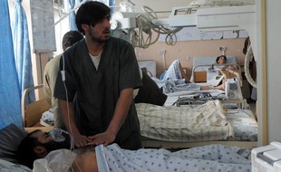 "Je ne dors presque plus mais quand j'y parviens, je rêve à cet attentat atroce, cela me réveille, je hurle et je pleure." Mohammad Qasim, 58 ans, est traumatisé, déprimé et anxieux, à l'instar de la moitié des Afghans après plus de trois décennies de guerre, selon des statistiques du gouvernement.