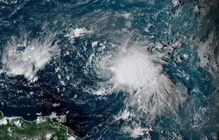 Photo of La tormenta Fiona golpea a Guadalupe y se pone en alerta roja