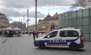 Une voiture de police sur la place de la Comédie (illustration)