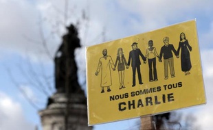 "Nous sommes tous Charlie" sur l'écriteau de manifestants place de la République le 11 janvier 2015 à Paris