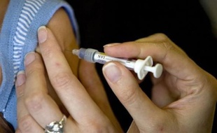 La vaccination contre la rougeole reste indispensable, ont rappelé samedi les autorités sanitaires après le décès d'une collégienne au moment où le nombre de cas, bénins pour la plupart, est en augmentation en France et dans d'autres pays européens.