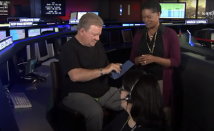 C'est l'acteur William Shatner (Star Trek) qui a lu le message gagnant à la télévision de la NASA.